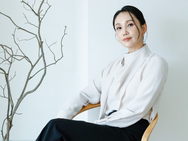 白いジャケット姿で椅子に座る俳優パク・ボギョン