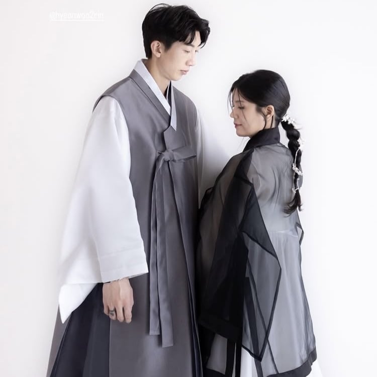 灰色の韓服姿で見つめ合うチョ・ヒョヌと臨月の妻イ・ヒヨンさん