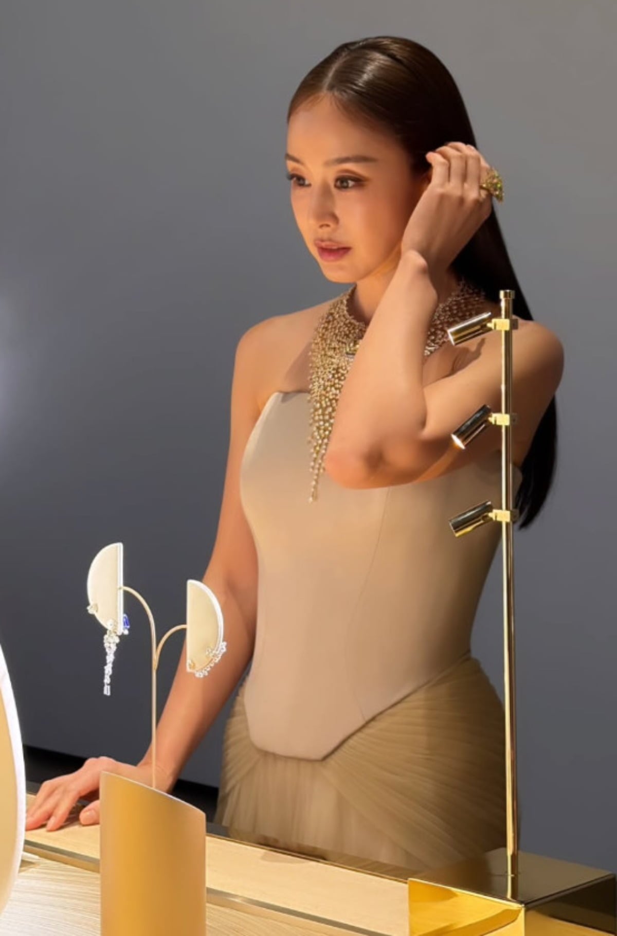 ジュエリーイベントで、ベージュのドレスとネックレスを身に着けたキム・テヒ
