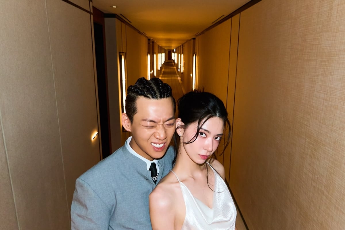 結婚式の衣装で並ぶヤン・ホンウォンと妻