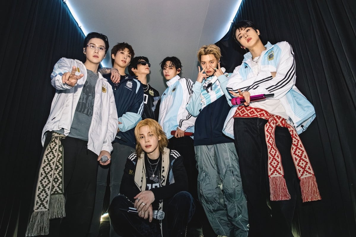 ステージ衣装姿で並ぶBTSの7人