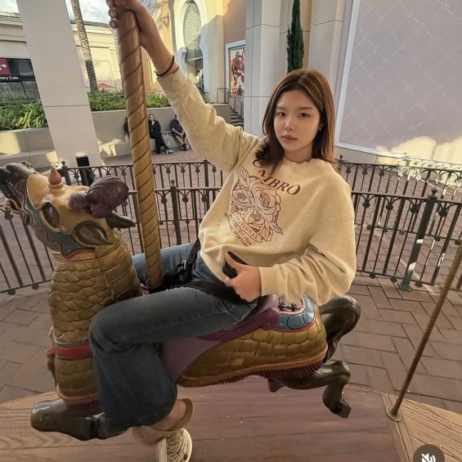回転木馬に乗り、カメラを見るソラさん