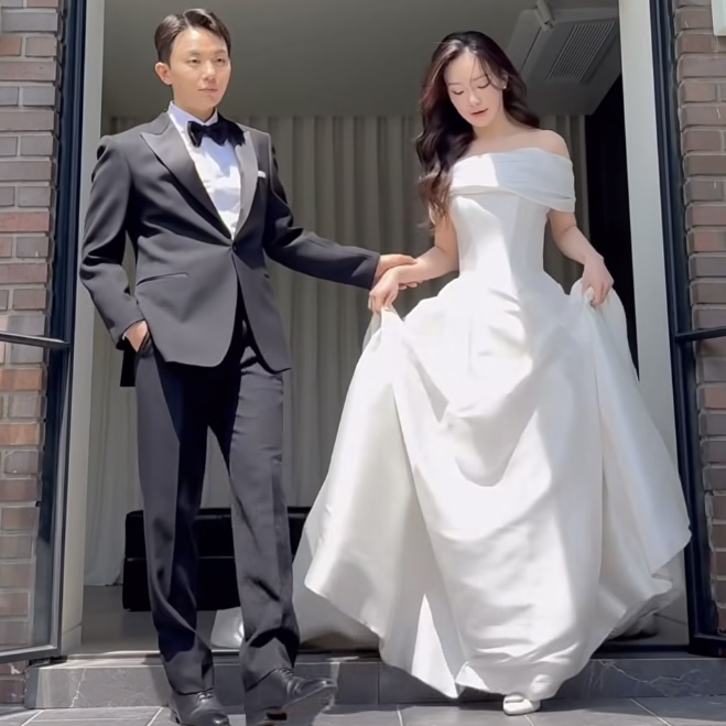 ウェディングドレス姿のイ・アヨンとタキシード姿のシム・ギュドク