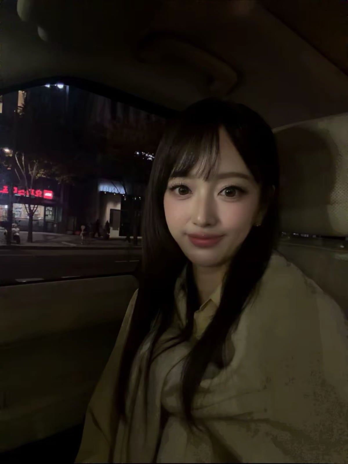 夜の車内でベージュ系の服を着たイ・セウンがカメラに微笑む自撮り写真