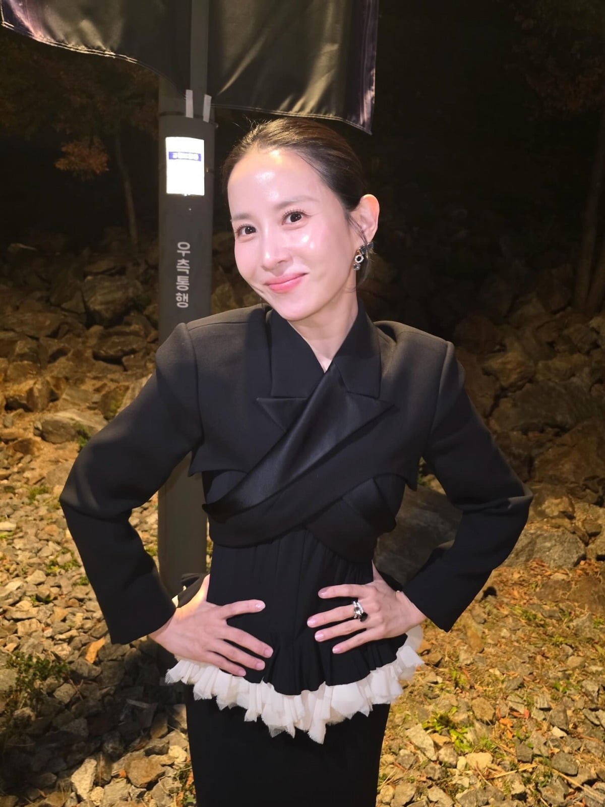 黒い衣装で笑顔を見せるチョ・ヨジョン