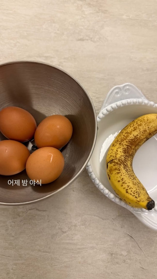 ボウルに入った卵4個と皿に置かれたバナナ