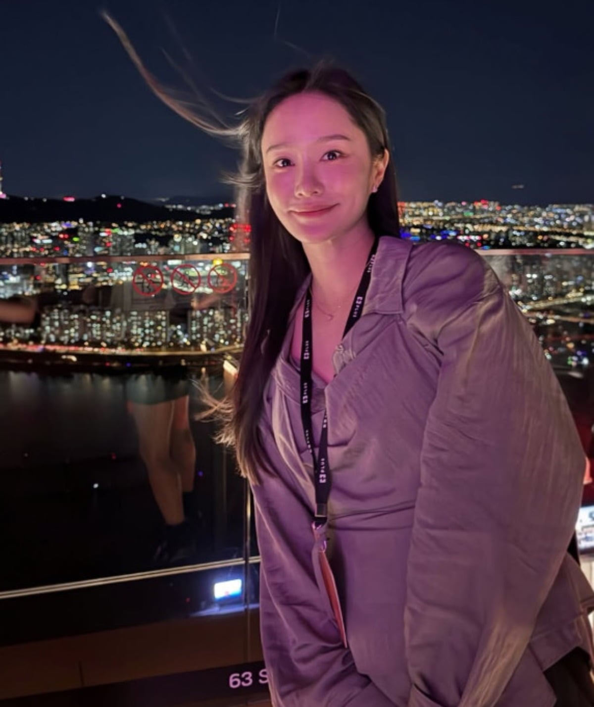 夜景を背景に自撮りをするヘイジニ