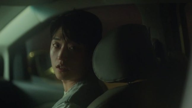 ドラマ『夏休み』の場面で、車内から振り返るリュ・ヘジュン