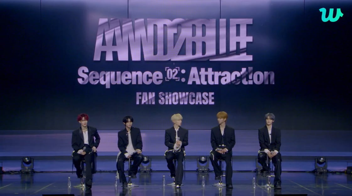 「Sequence 02: Attraction FAN SHOWCASE」のステージで並ぶAND2BLEの5人