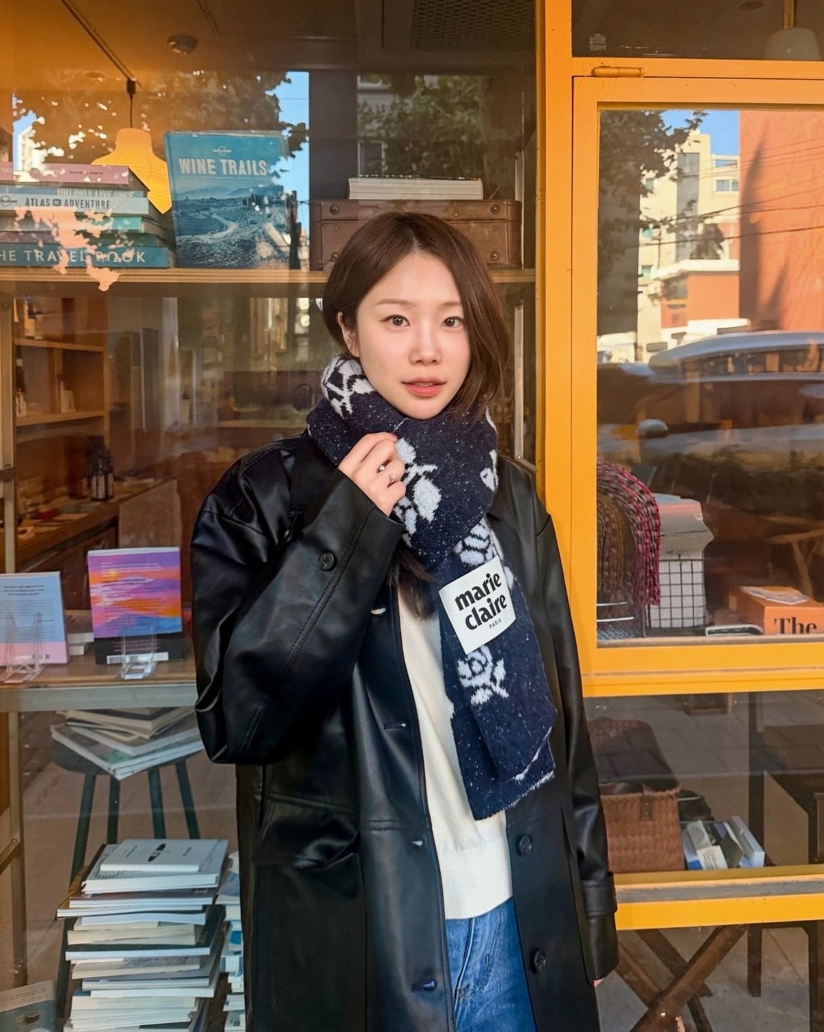 冬のコートやマフラーを着こなし、屋外や書店で近況写真を撮る31期スンジャ