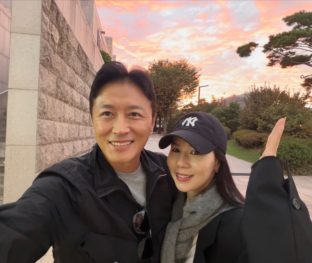 夕焼けを背景に並び、笑顔で写真を撮るチン・テヒョンとパク・シウン。