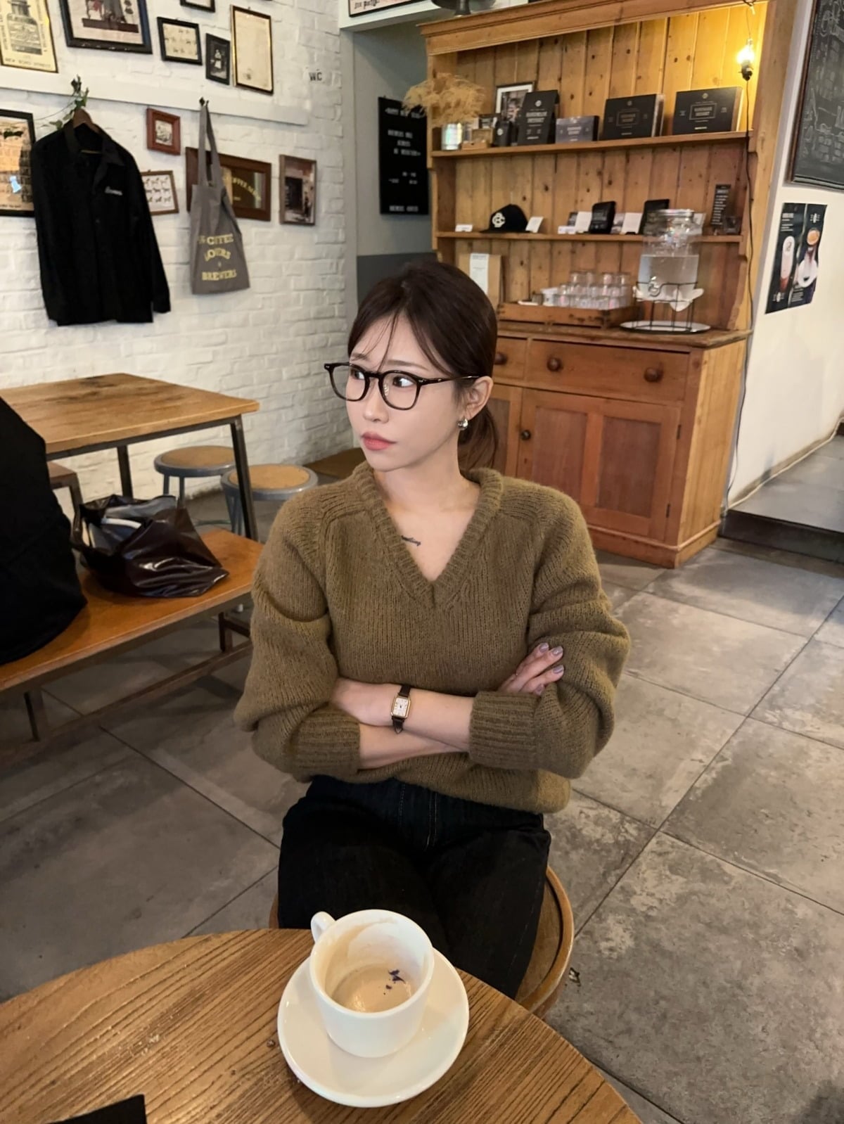 カフェで黒縁メガネをかけ、茶色のニット姿で座る『私はSOLO』32期ヨンジャ