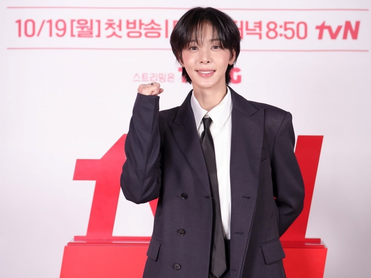 短髪とスーツ姿でドラマのイベントに登場したソル・イナ。