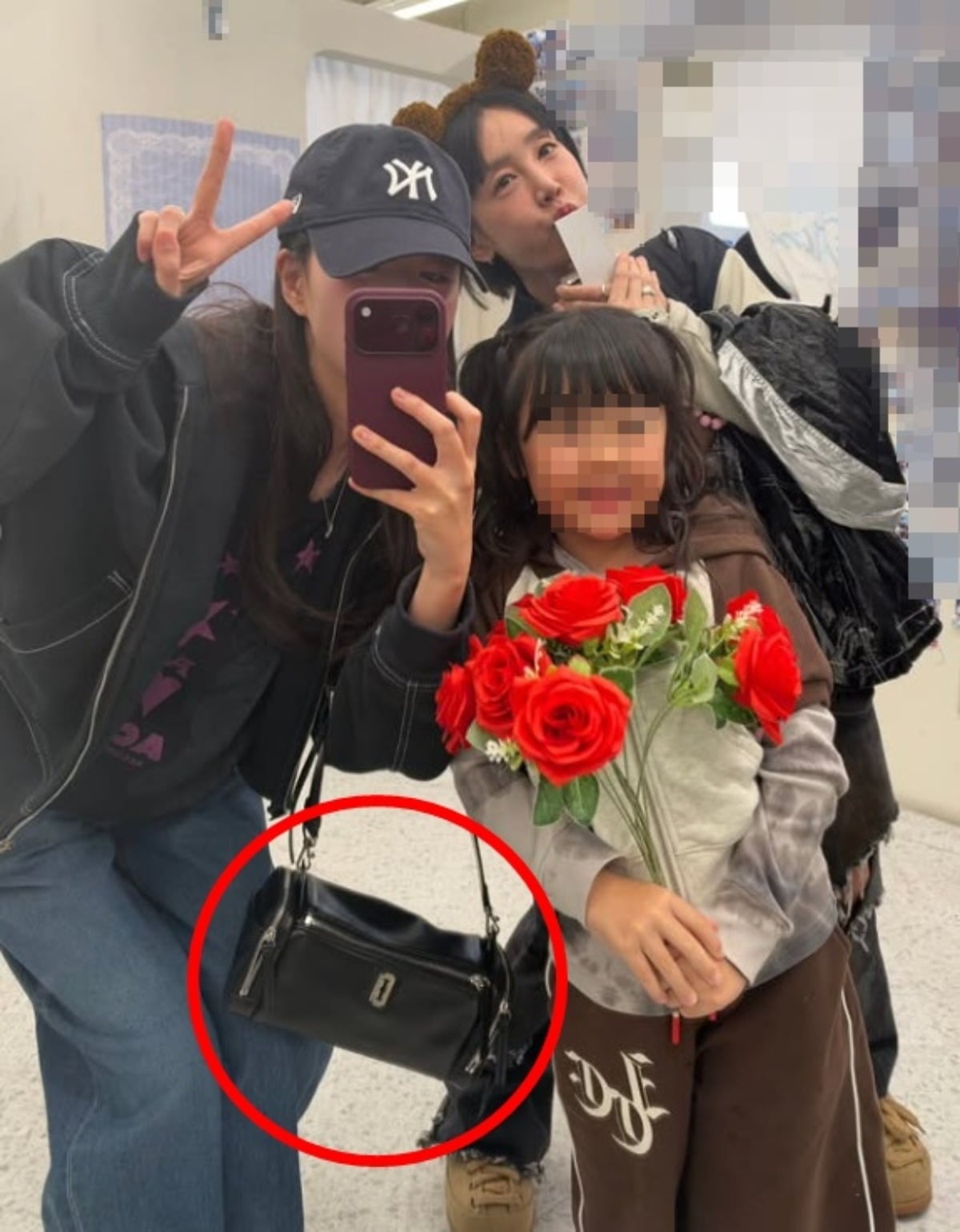 ピョル親子との写真でチ・イェウンが持つ黒いバッグ。バッグの部分が赤い円で示されている。