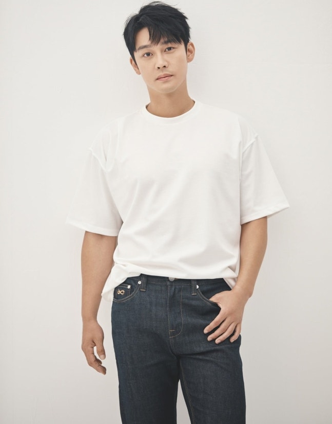白いTシャツ姿で立つソン・ヒョク