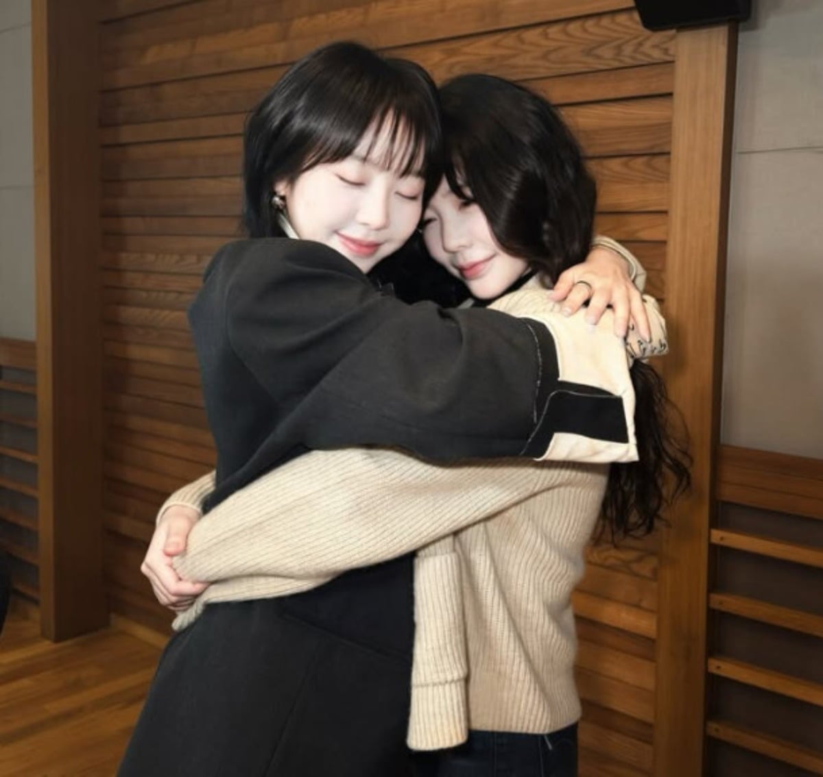 MBCラジオのスタジオで抱き合う少女時代サニーとキム・イェウォン