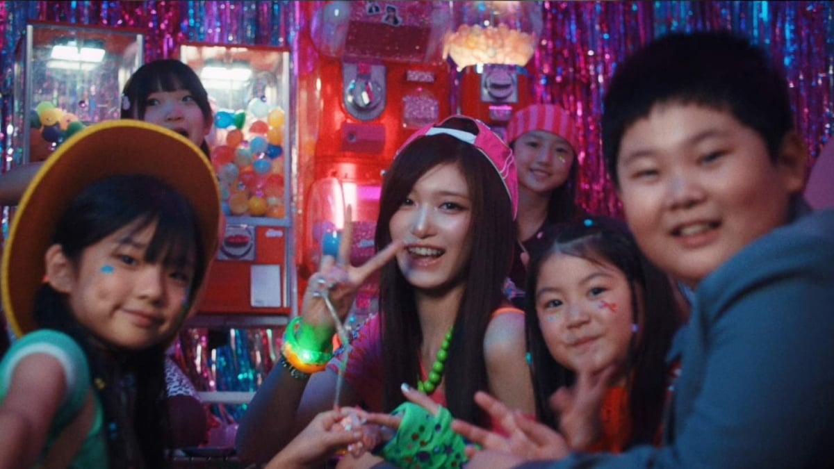 「SPIN-OFF : CRUMBS FILM」で子どもたちとカメラに収まるIVEのメンバー