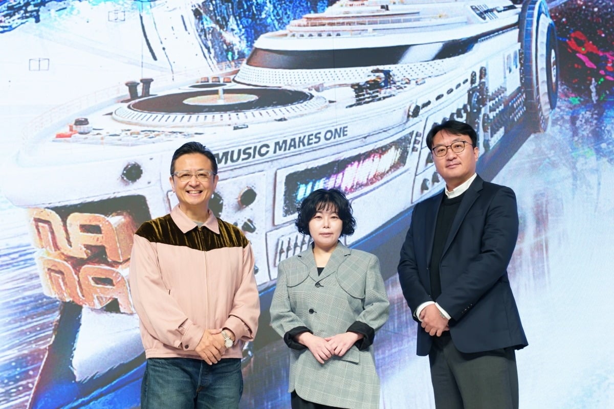 2026 MAMA AWARDSメディアデーのステージを背景に並ぶCJ ENMの関係者3人