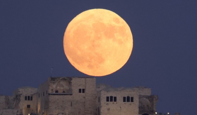 오늘 밤 ‘슈퍼 블루문’ 놓치면 14년 기다려야… 달이 건강에 영향을 줄까?