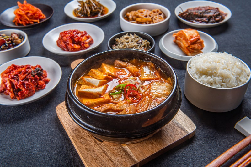 맛있다고 밥 ‘이렇게’ 먹는 습관… 얼굴 주름 늘린다