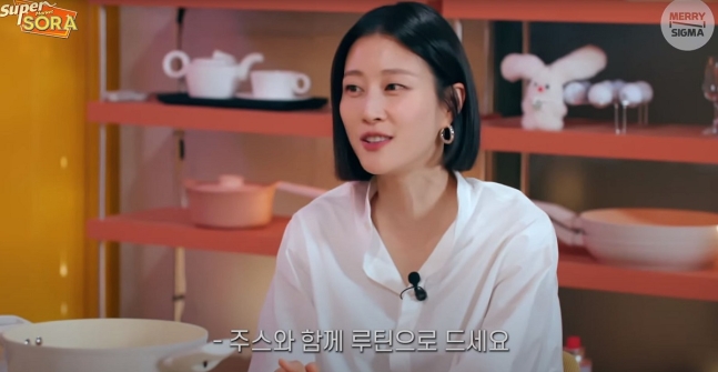 모델 겸 방송인 이현이(40)가 집에서 검은콩 가루를 챙겨 먹는다고 밝혔다./사진=유튜브 채널 ‘슈퍼마&#53017; 소라’ 캡처 