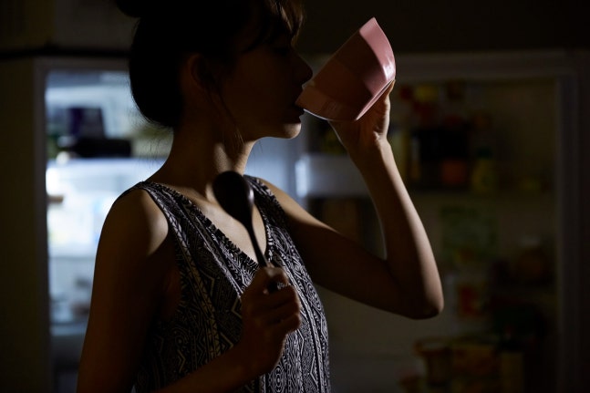 음식을 늦은 시간에 섭취하면 대장암 발병 위험이 높아진다는 연구 결과가 나왔다./사진=게티이미지뱅크