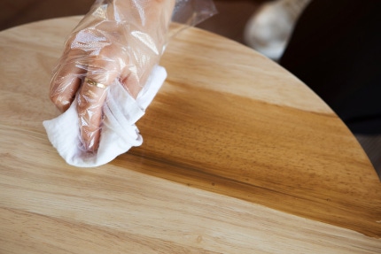 목재나 가구 등을 광내고 색감을 살리는 용도인 광택제는 피부암과 폐암을 유발할 수 있어 주의해야 한다./사진=클립아트코리아