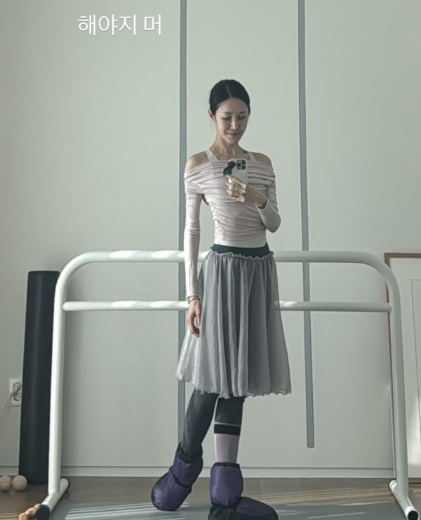 발레리나 출신 방송인 윤혜진(45)이 발레하는 사진을 게재했다./사진=윤혜진 인스타그램
