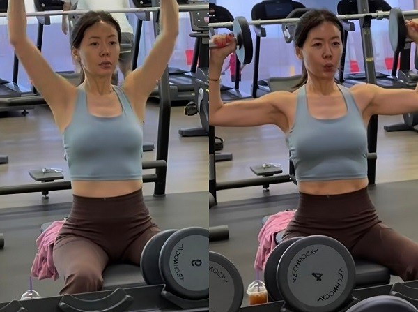 방송인 안선영(49)이 곧 50대라는 나이가 믿기지 않는 근육질 몸매를 선보였다./사진=안선영 인스타그램 캡처 