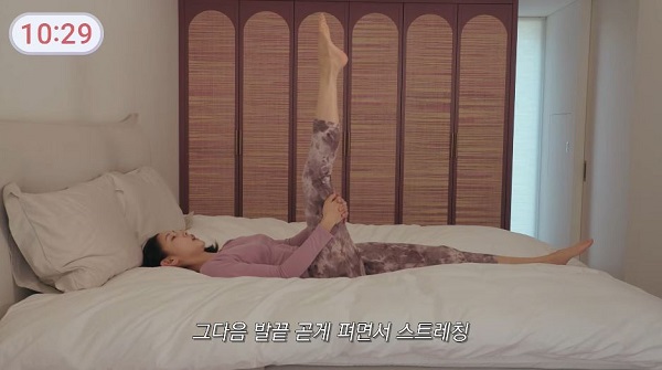 한혜진이 누워서 다리 들어올리기 자세를 선보였다./사진=유튜브 채널‘한혜진’