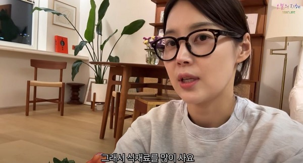 배우 한지혜(40)가 평소 외식을 잘 하지 않는다고 밝히며 건강하고 싱싱한 음식을 사 온 근황을 공개했다./사진=한지혜 유튜브 채널 캡처 