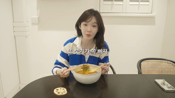 가수 강민경(34)이 최근 시작한 운동인 러닝 덕분에 부기 걱정을 덜었다고 밝혔다./사진=유튜브 채널‘걍밍경’