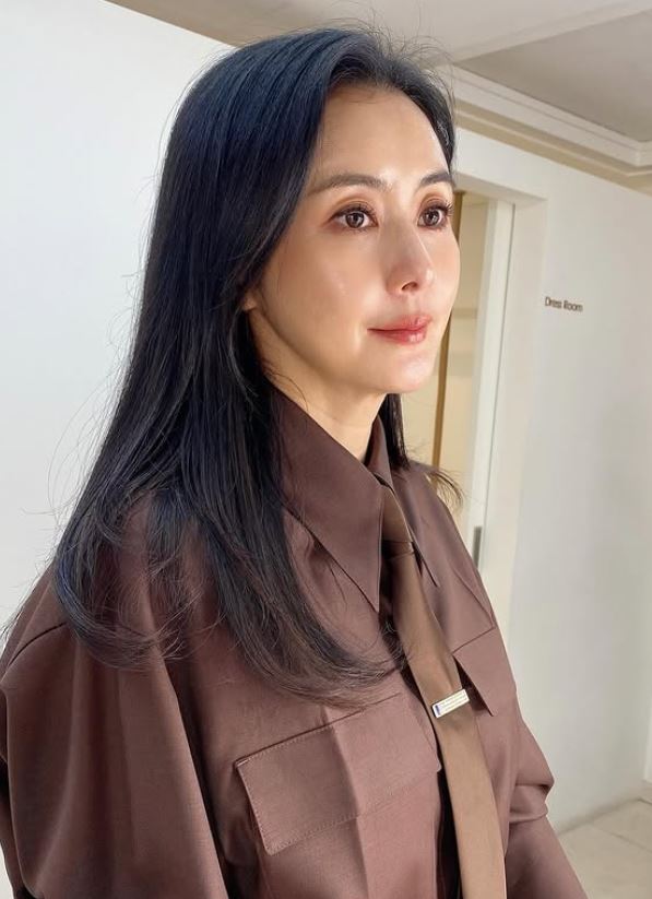 배우 최정윤(47)이 분식을 먹는 모습을 공개했다./사진=최정윤 인스타그램 캡처