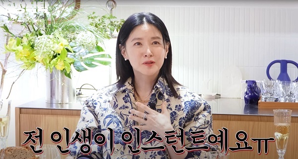 배우 이영애(54)가 의외로 즐겨 먹는 식품으로 떡볶이를 꼽았다./사진=유튜브 채널‘요정재형’캡처 