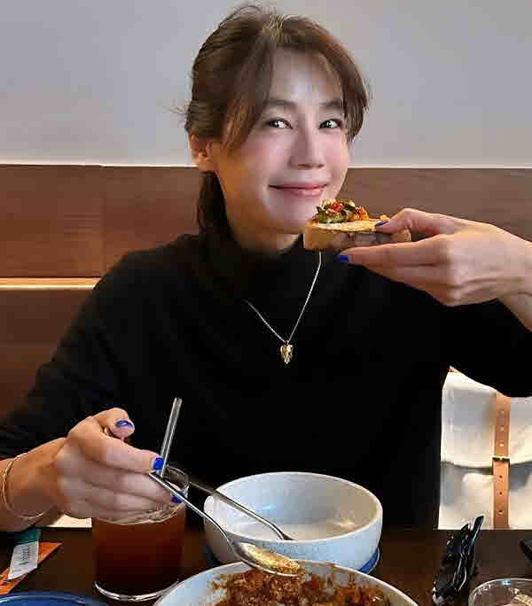 배우 김지호(50)가 과식 후 스쿼트로 관리하는 모습을 공개했다./사진=김지호 인스타그램 캡처 