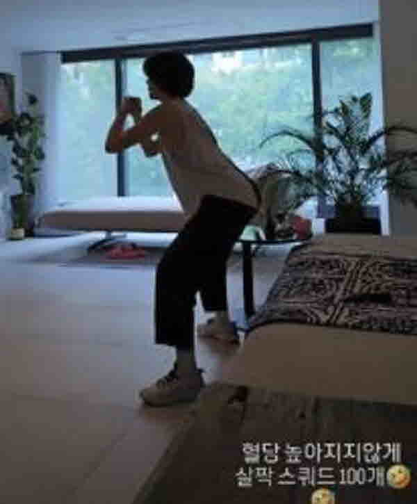 스쿼트하고 있는 김지호의 모습./사진=김지호 인스타그램 캡처