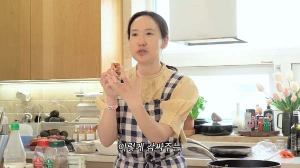 방송인 강주은(55)이 저속노화에 좋은 샌드위치 레시피를 공개했다./사진=유튜브 채널‘깡주은’