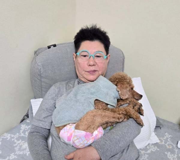 가수 양희은(72)이 치매 투병 중인 반려견 근황을 공개했다./사진=양희은 인스타그램