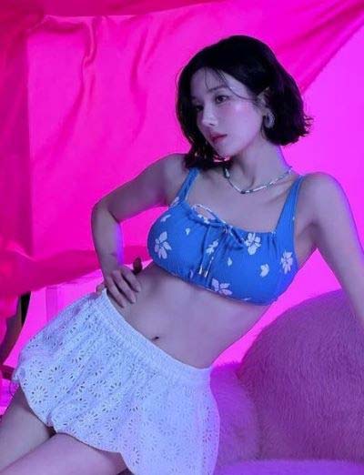 권은비가 수영복 화보 촬영 중인 사진을 공개했다./사진=권은비 인스타그램 캡처