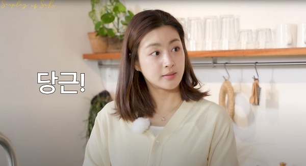 배우 강소라(35)가 평소 건강을 위해 먹지 않는 두 가지 음식을 밝혔다./사진=유튜브 채널‘소라의 솔플레이’캡처 