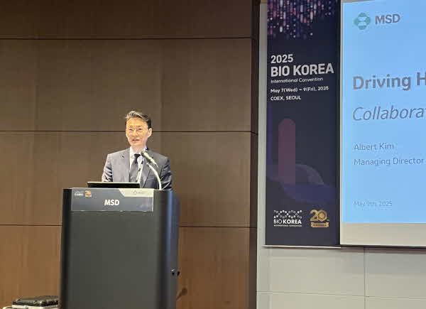지난 9일‘바이오코리아 2025’에서 열린‘한국MSD 오픈이노베이션 성과’세션에서 한국MSD 김알버트 대표이사가‘한국 제약바이오 산업 협력을 통한 의료 혁신 주도’를 주제로 발표하고 있다./ 사진 = 전종보