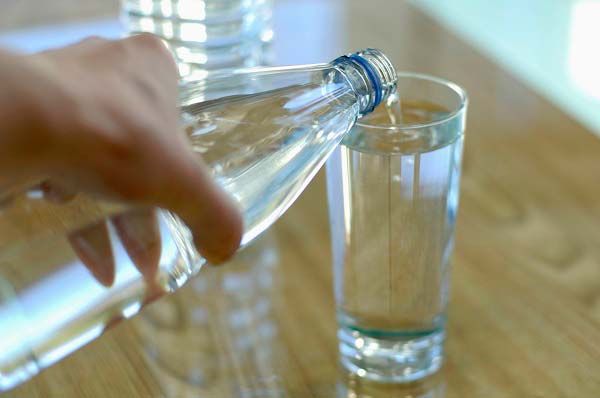 알코올과 물이나 이온 음료를 같이 마시면 숙취를 예방할 수 있다는 외신 보도가 나왔다./사진=클립아트코리아 