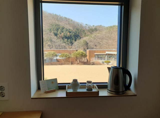 1.5평 독방에 자발적으로 들어가 고립을 체험하는 이들이 늘고 있다./사진=행복공장 홈페이지