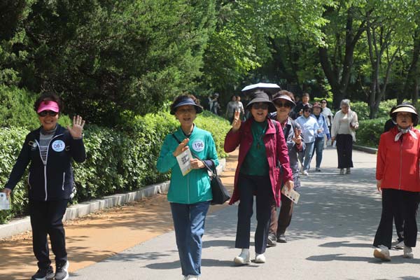 ‘자생과 함께 걸어요’ 행사 참가자들이 서울 어린이대공원 코스를 걷고 있다./사진=자생의료재단