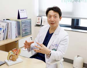 이대서울병원 비뇨의학과 김광현 교수가 복막 외 단일공 로봇수술법에 대해 설명하고 있다.​/사진=이대서울병원 제공