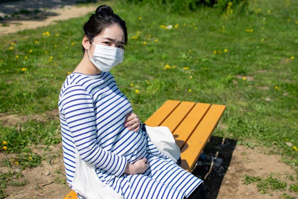 임신부들은 미세먼지 농도가 높은 날에는 외출을 자제하고, 실내 공기 질 관리에 각별한 주의를 기울여야 한다​./사진=게티이미지뱅크