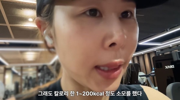 방송인 박세미(35)가 주말에도 운동으로 몸매 관리를 하는 모습을 인증했다./사진=유튜브 채널 ‘안녕하세미’