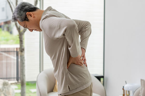 만성 요통이 있는 사람은 그렇지 않은 사람보다 심혈관질환, 암, 우울증 등 기타 동반질환 발병 위험이 더 높다는 연구 결과가 나왔다./사진=클립아트코리아