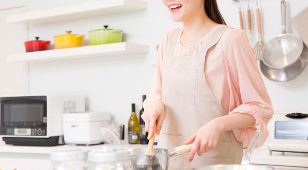 논스틱 프라이팬, 플라스틱 용기 등에 쓰이는 PFAS, BPA, 프탈레이트 등 화학물질은 내분비계 교란물질로 알려졌다&#8203;./사진=클립아트코리아