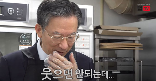 정성호 법무부 장관(63)이 격무로 인해 앞니가 빠진 사실이 뒤늦게 알려졌다./사진=유튜브 채널 ‘법무부TV’